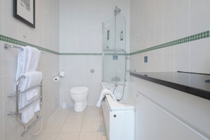Habitación superior, 1 cama matrimonial (with view) | Baño | Tina con regadera, secadora de cabello, batas, toallas