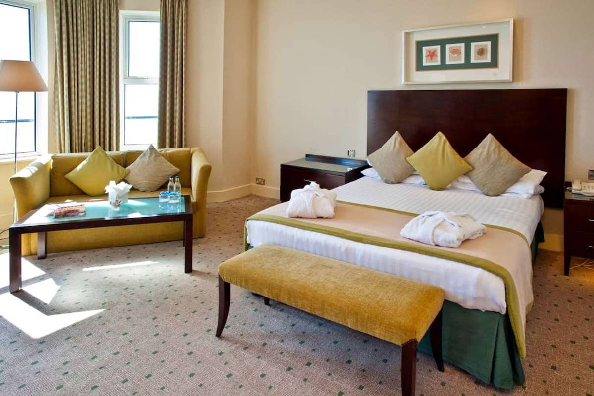 Hochwertige Bettwaren, Schreibtisch, Bügeleisen/Bügelbrett