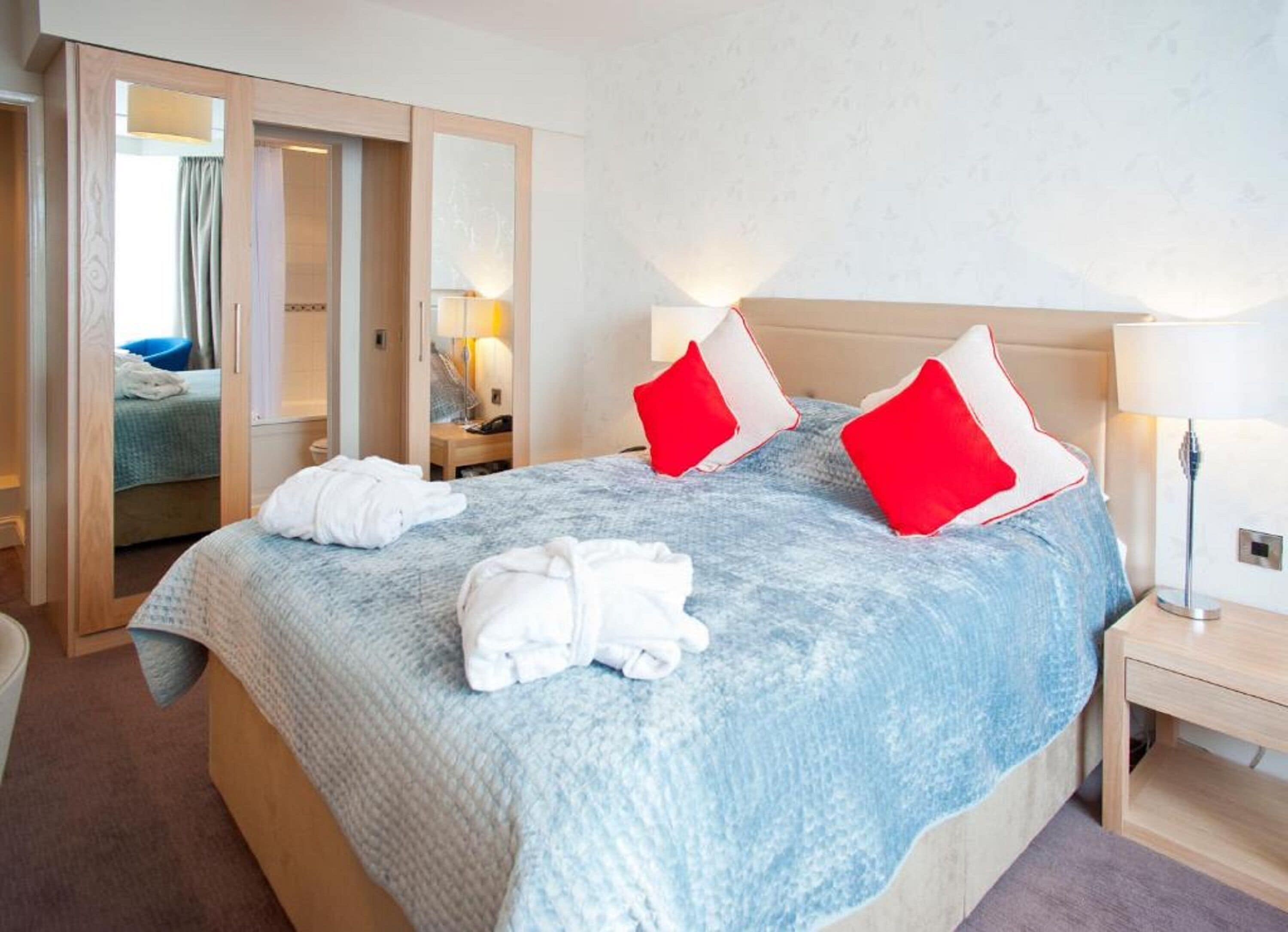 Sengetøy av topp kvalitet, skrivebord og strykejern/-brett