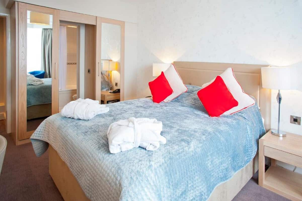 Sengetøy av topp kvalitet, skrivebord og strykejern/-brett