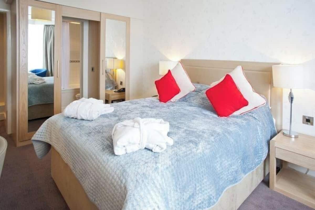 Ropa de cama de alta calidad y escritorio