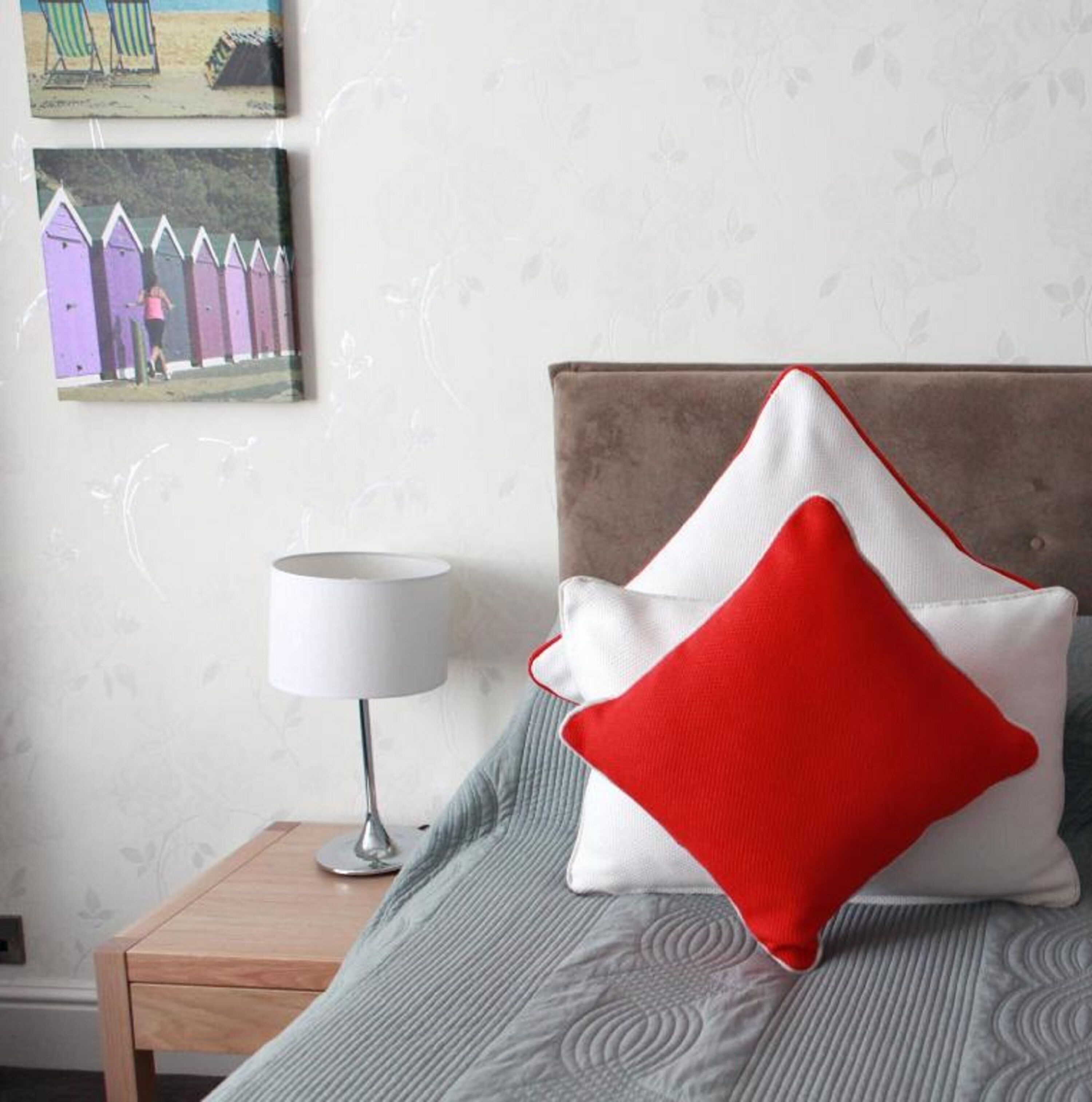 Sengetøy av topp kvalitet, skrivebord og strykejern/-brett