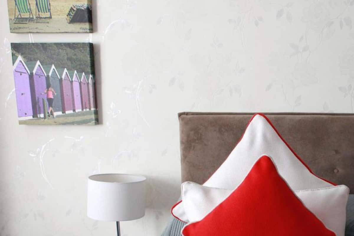 Sengetøy av topp kvalitet, skrivebord og strykejern/-brett