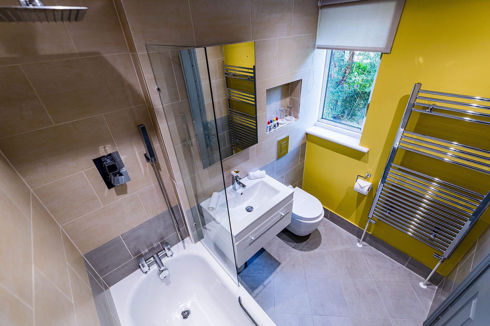 combined shower/bathtub, eco-friendly toiletries, hair dryer, towels