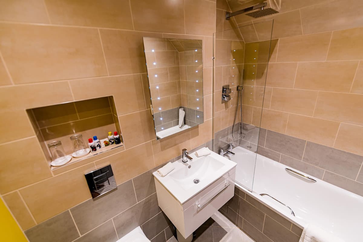 standard double room, non smoking | bathroom | combined shower/bathtub, eco-friendly toiletries, hair dryer, towels