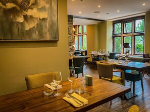 供应早餐、午餐和晚餐