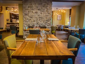 Petit déjeuner, déjeuner, dîner et brunch servis sur place