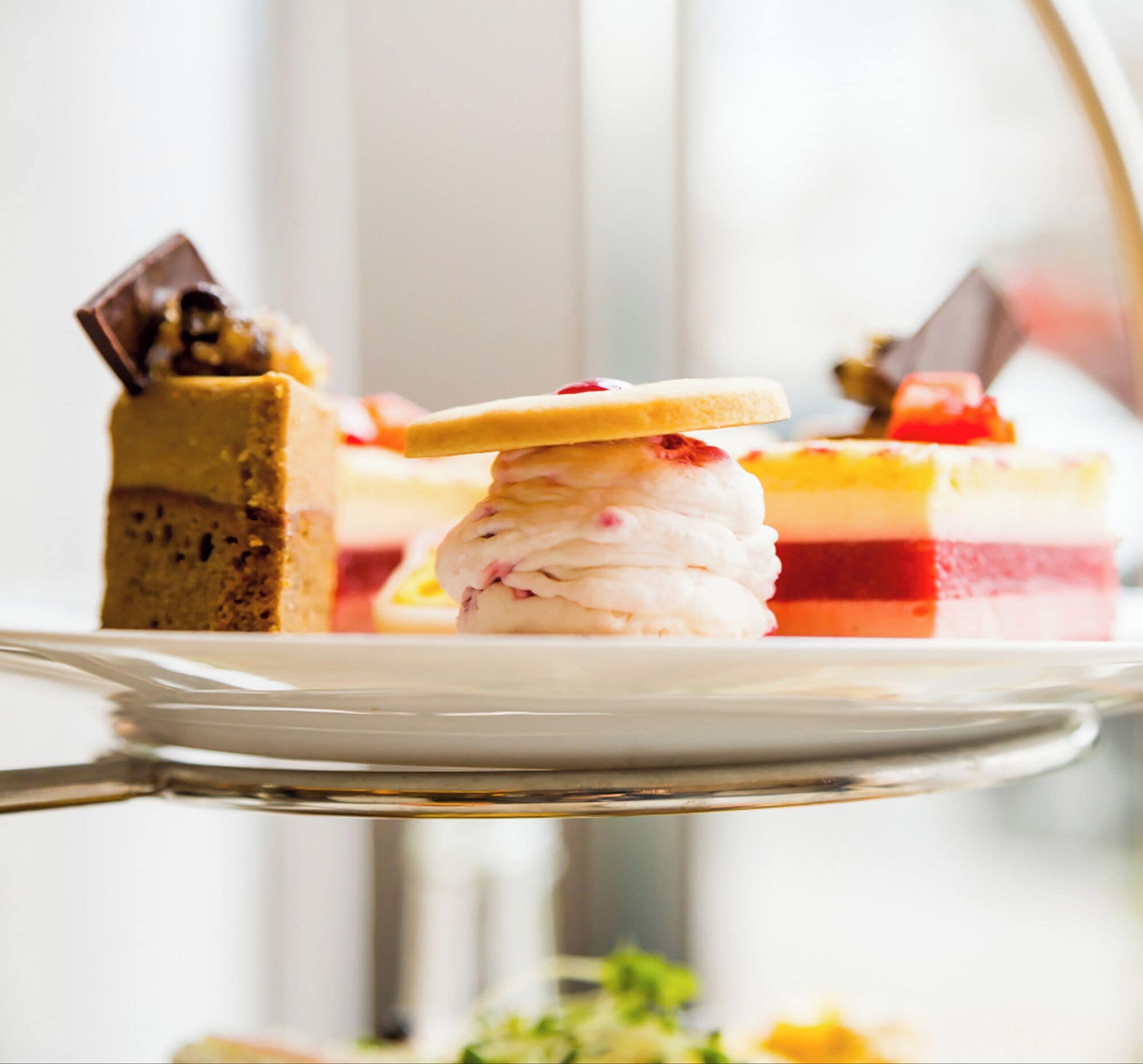 Una bandeja de postres con varios pasteles y una porción de helado.