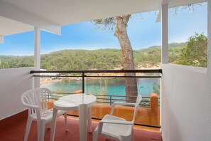 In-room safe, individually decorated, desk, free WiFi - Hotel Galeon (Sant Joan de Labritja)