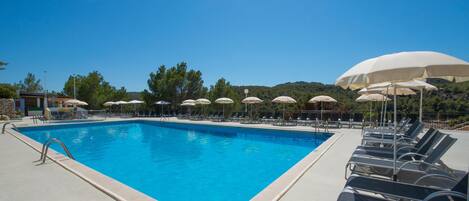 Piscine extérieure, parasols de plage, chaises longues