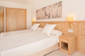 In-room safe, individually decorated, desk, free WiFi - Hotel Galeon (Sant Joan de Labritja)