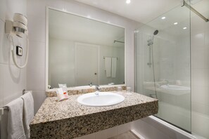 Combined shower/bathtub, hair dryer, towels - Hotel Galeon (Sant Joan de Labritja)