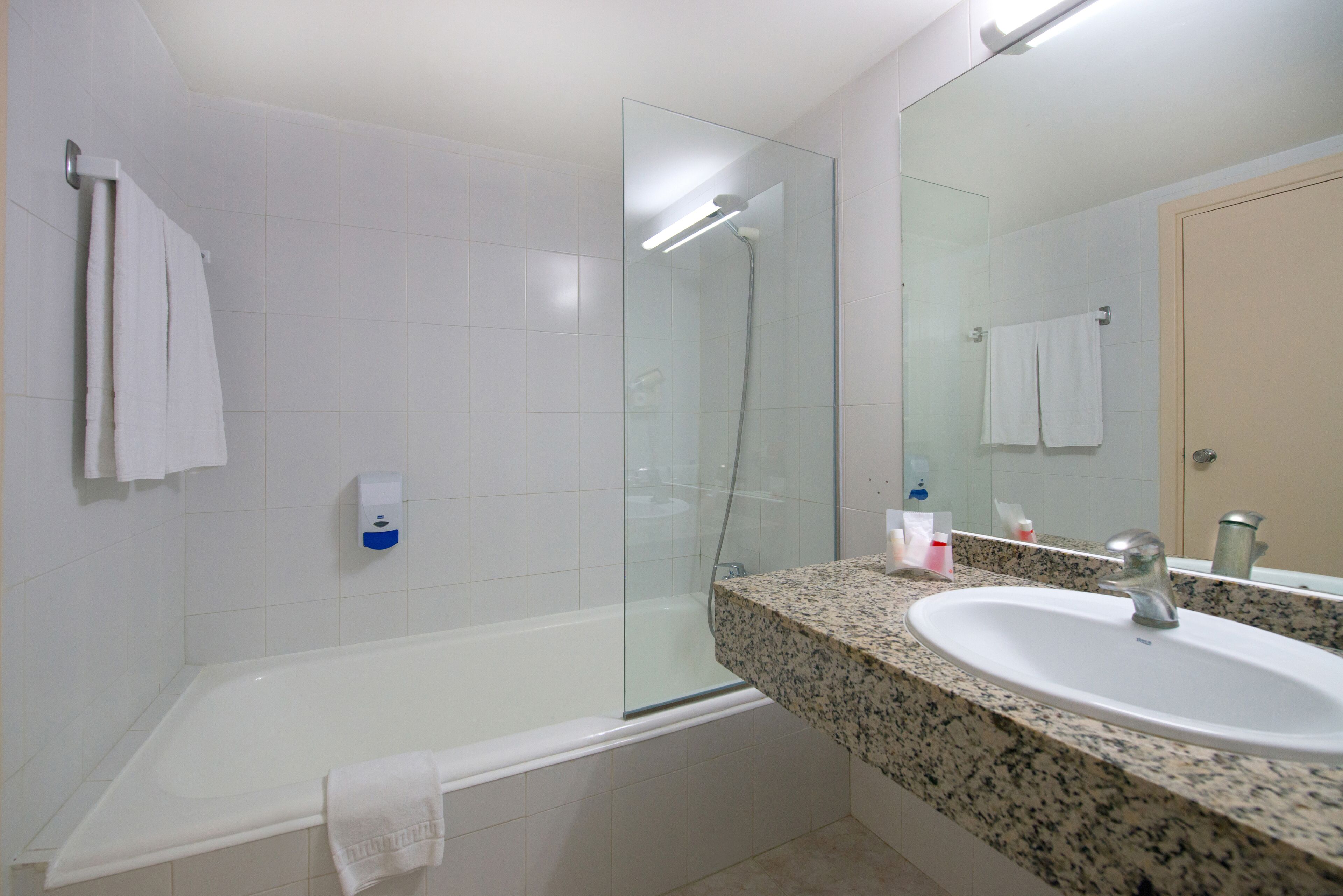combined shower/bathtub, hair dryer, towels