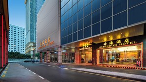 Het uiterlijk van Hotel Emperor met een moderne glazen gevel, grote ramen en een opvallende entree.