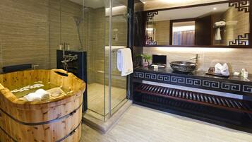 Salle de bain | Ensemble douche/baignoire, sèche-cheveux, peignoirs, chaussons