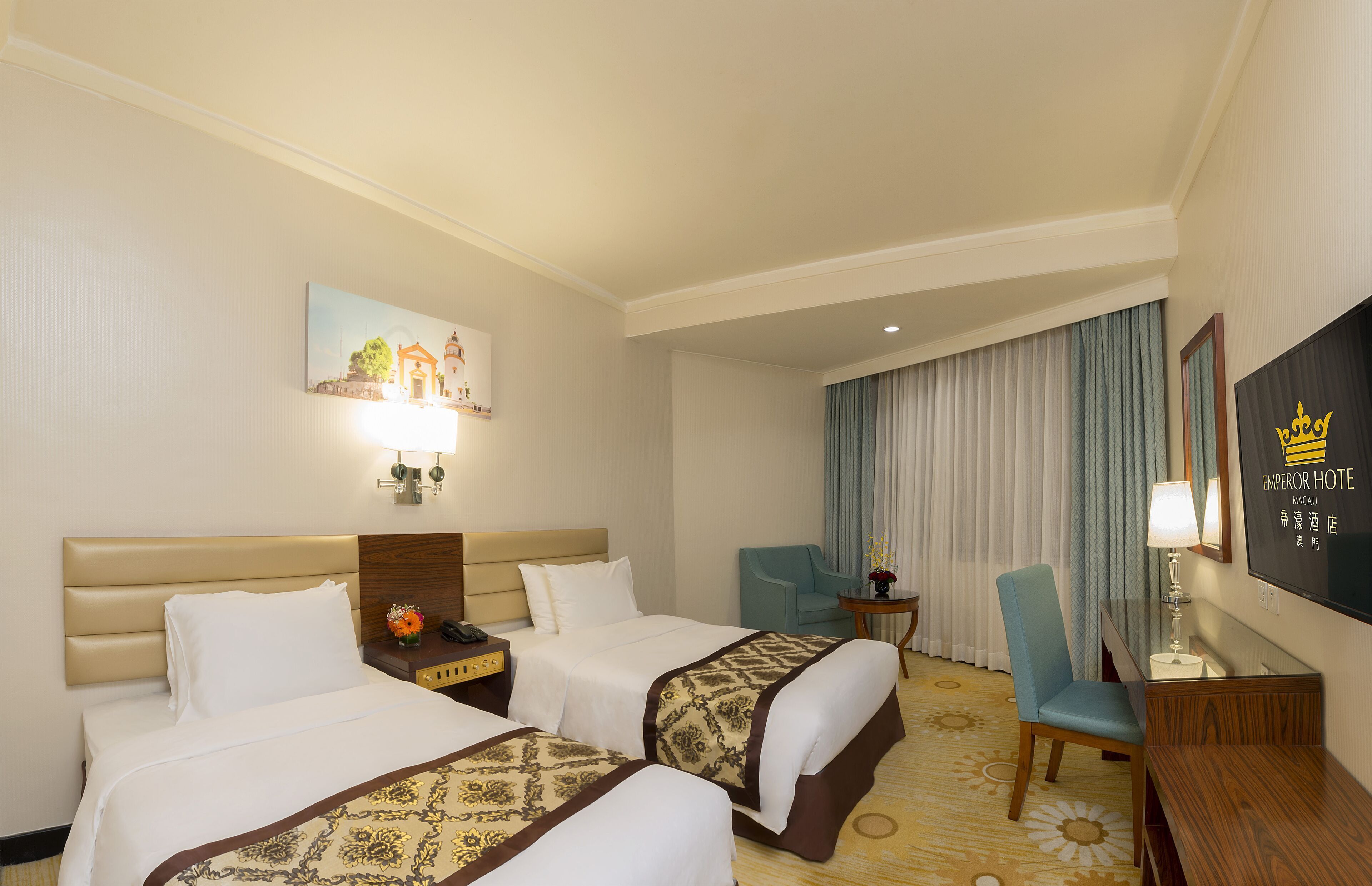 Minibar, in-room safe, free WiFi