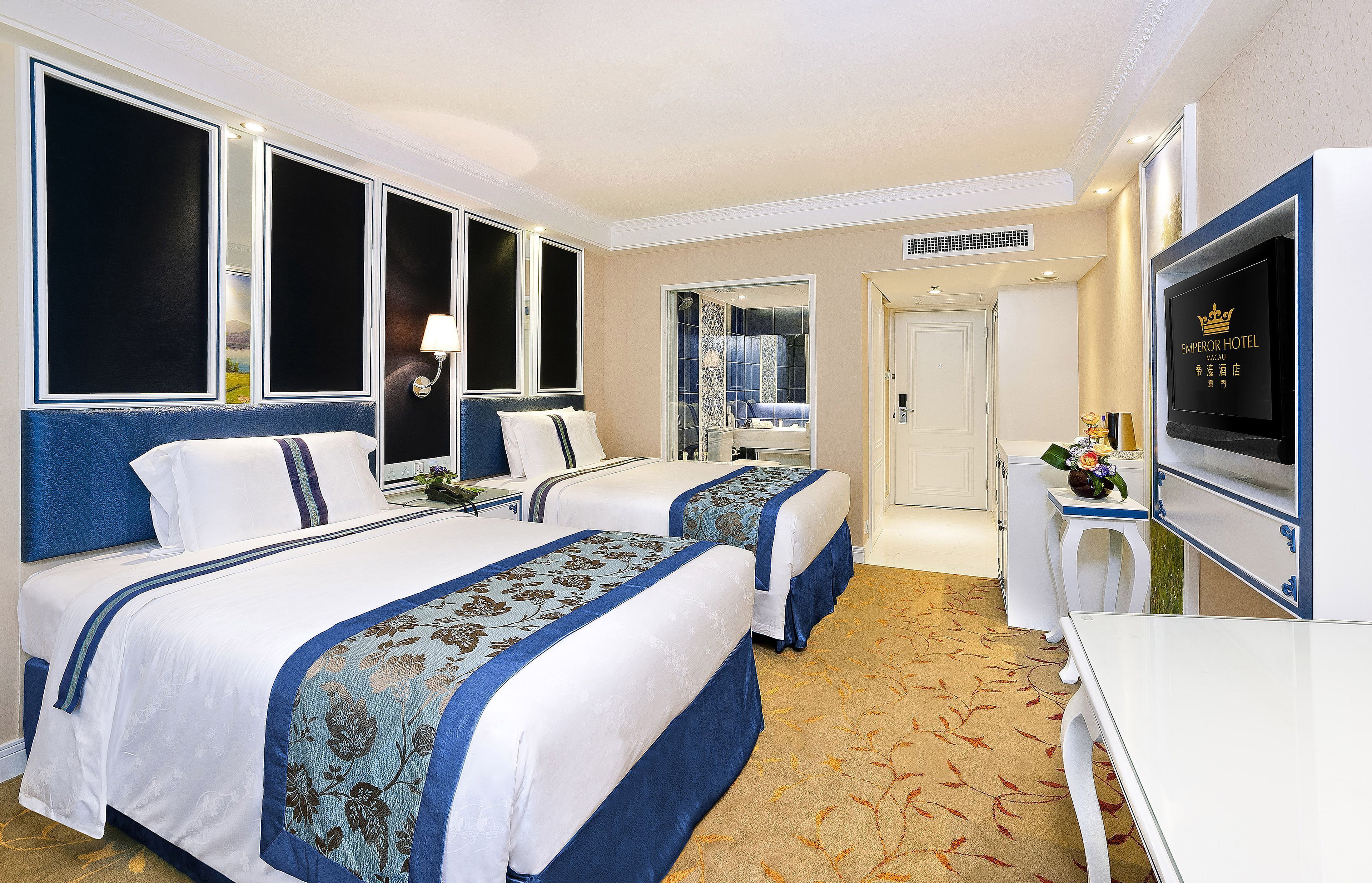 Minibar, in-room safe, free WiFi