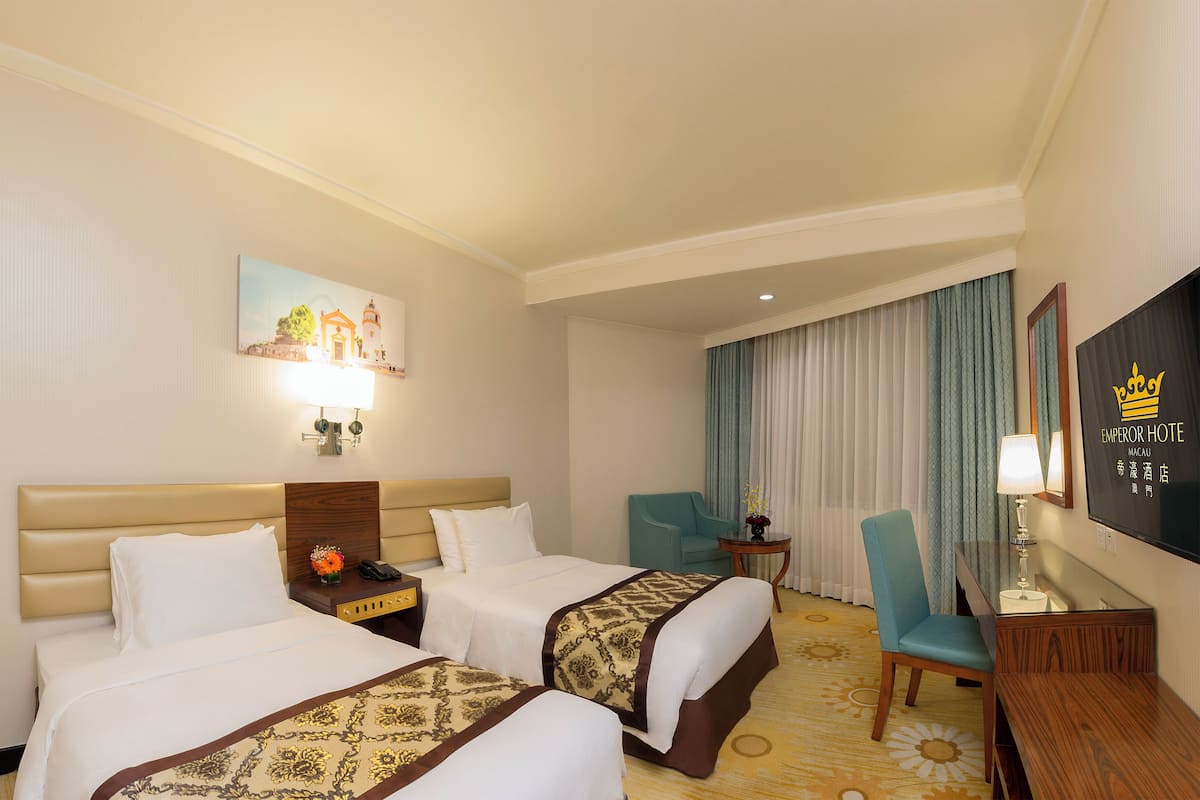 Minibar, in-room safe, free WiFi