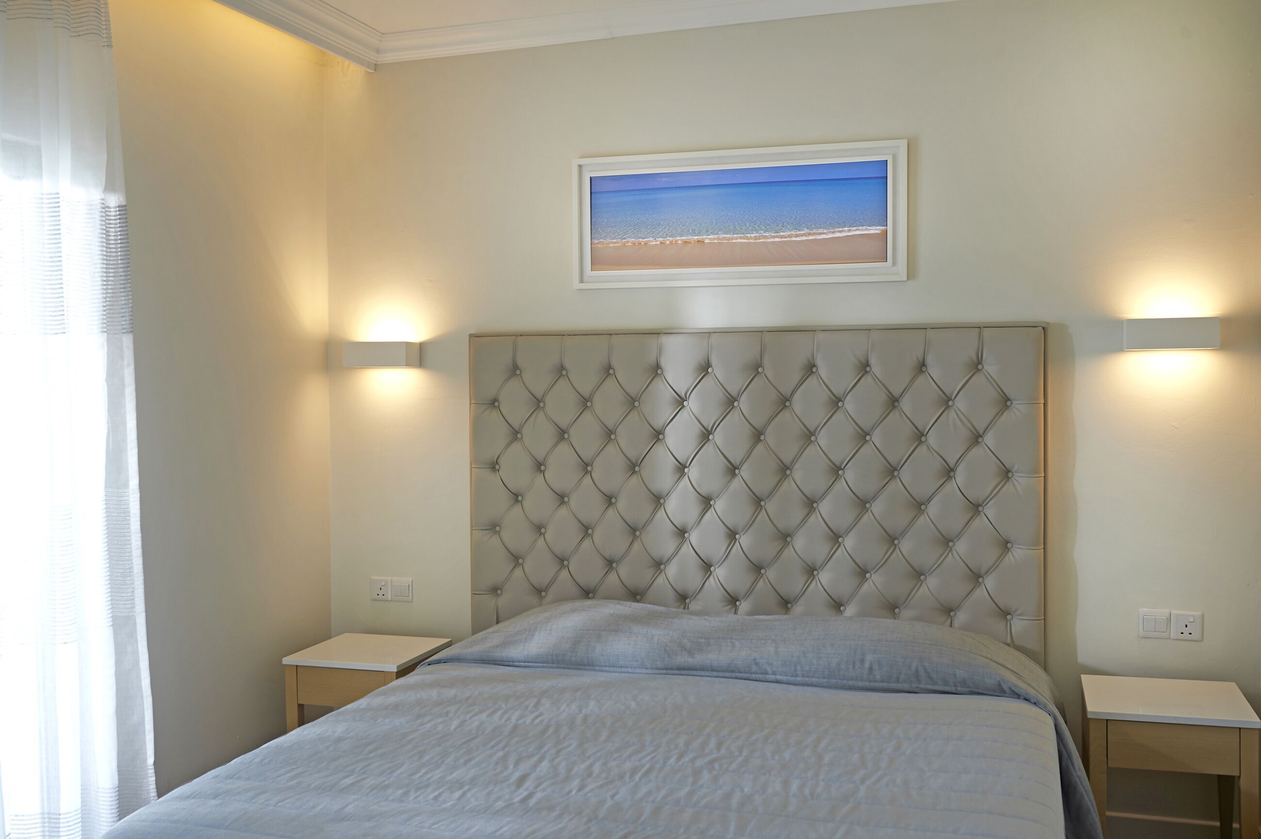 Minibar, caja de seguridad en la habitación y escritorio 