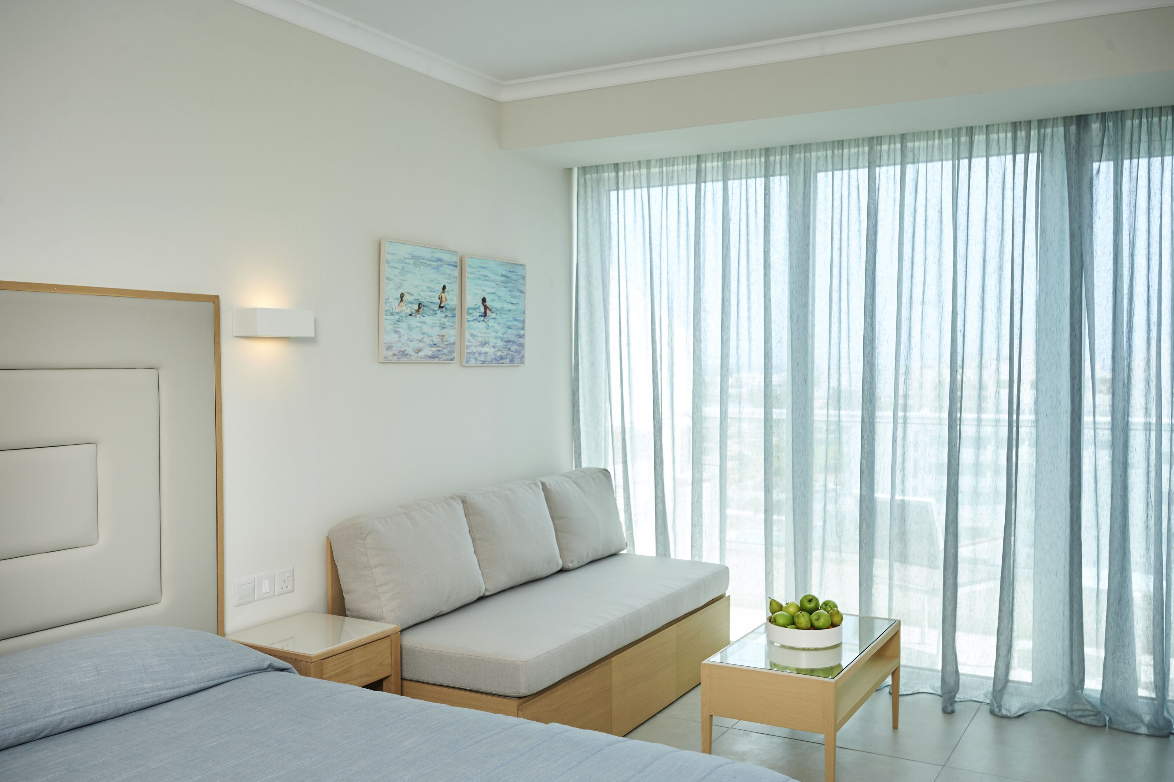 Minibar, caja de seguridad en la habitación y escritorio 