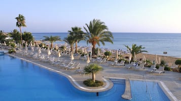 På stranden, solsenger og strandbar