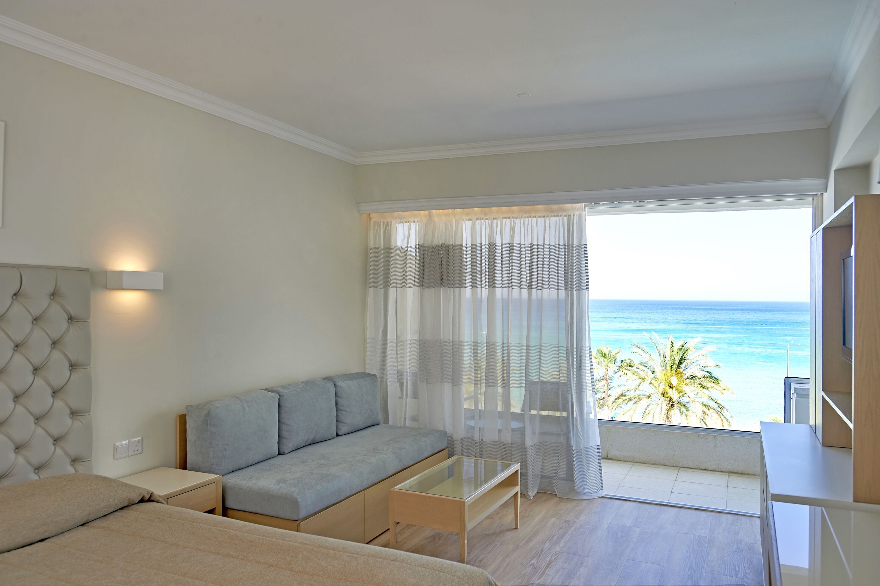 Minibar, caja de seguridad en la habitación y escritorio 