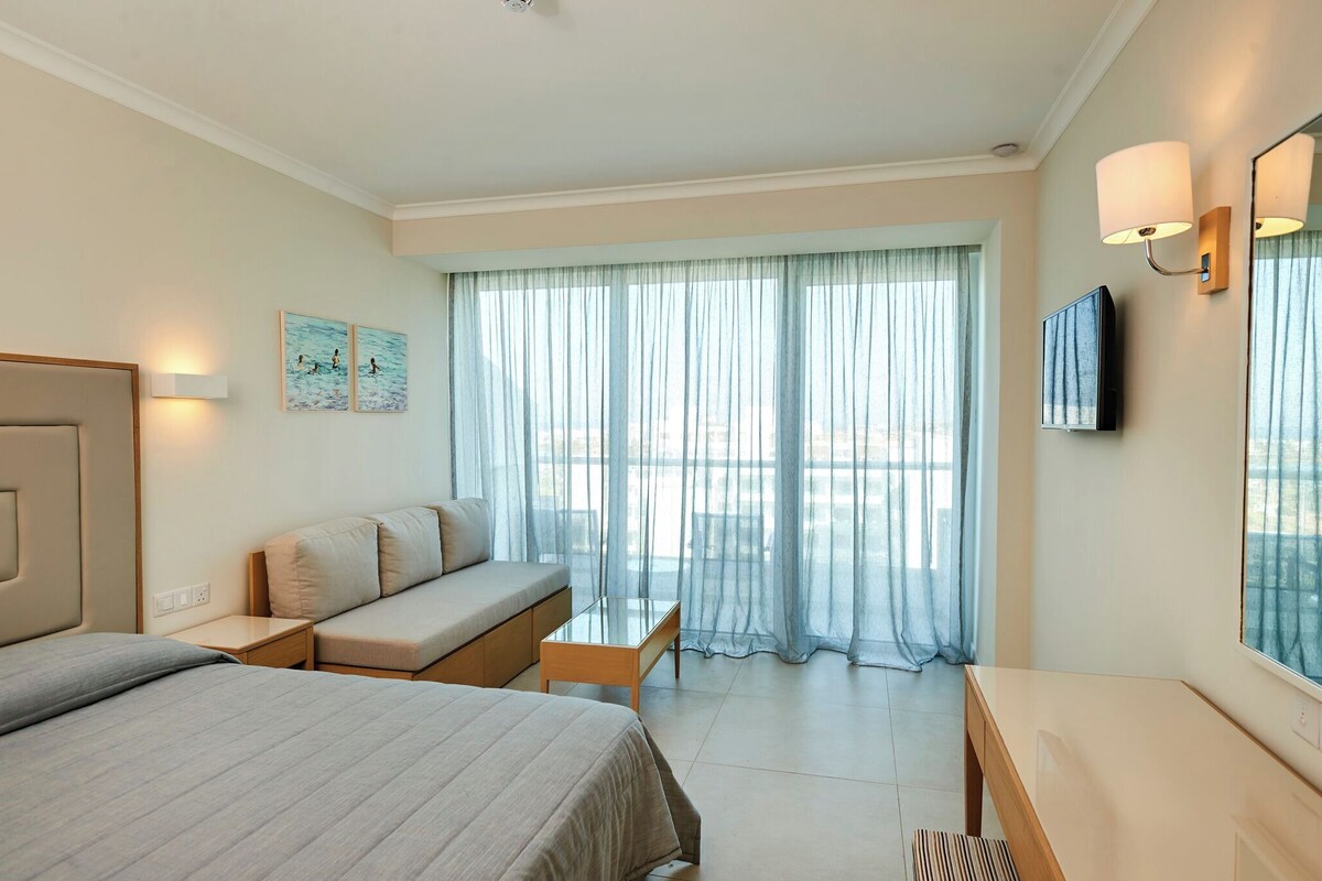 Minibar, in-room safe, desk, soundproofing