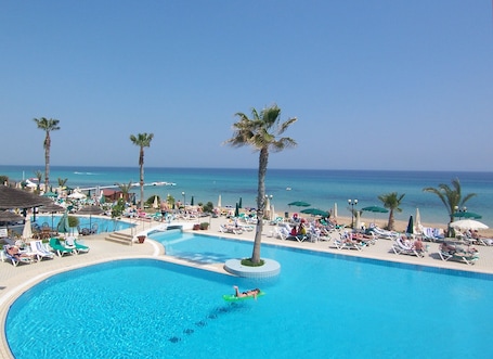 Piscina interna, piscina externa sazonal, guarda-sóis, espreguiçadeiras. Sunrise Beach Hotel