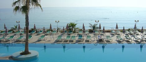 Piscine couverte, piscine extérieure (ouverte en saison)