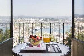 Café da manhã feito na hora todos os dias mediante uma taxa
