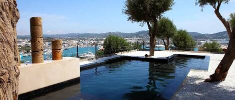 Seasonal outdoor pool, open 10:00 AM to 6:00 PM, pool umbrellas