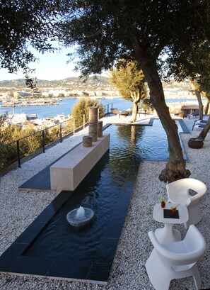 Außenpool (je nach Saison geöffnet), Sonnenschirme, Liegestühle