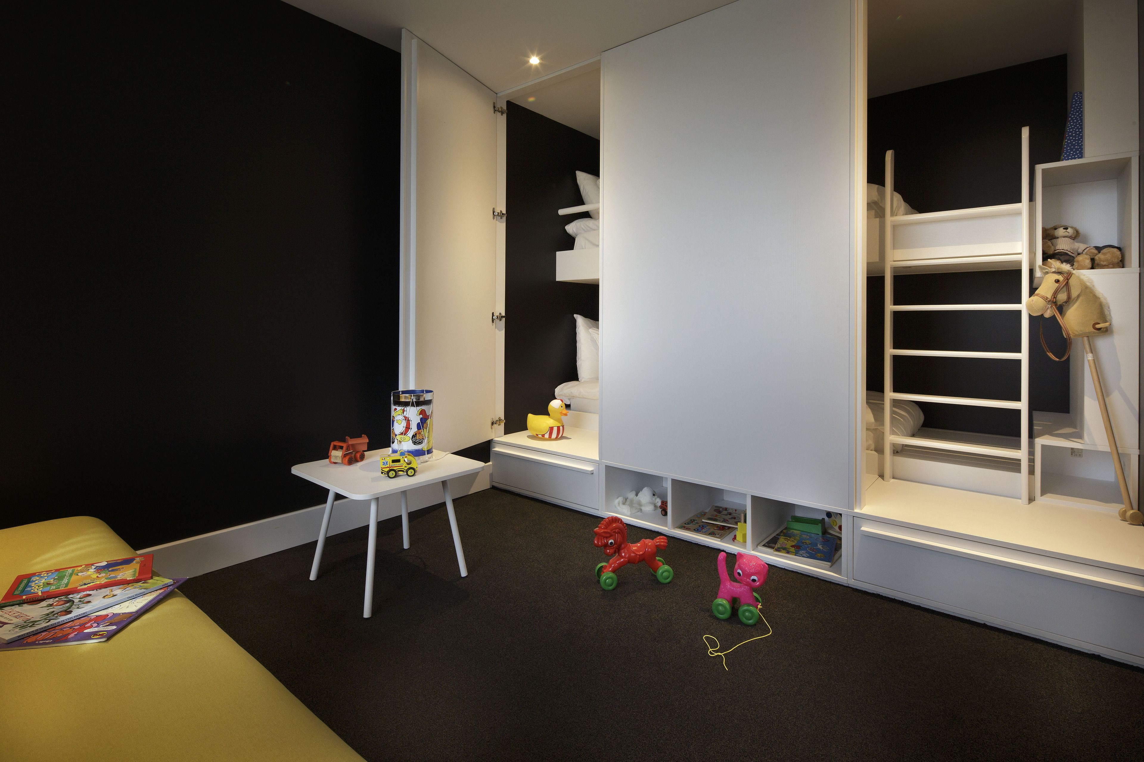 family room | in-room safe, desk, free wifi, bed sheets