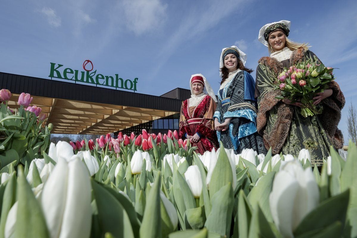 Un edificio con un letrero que dice "Keukenhof" rodeado de tulipanes.