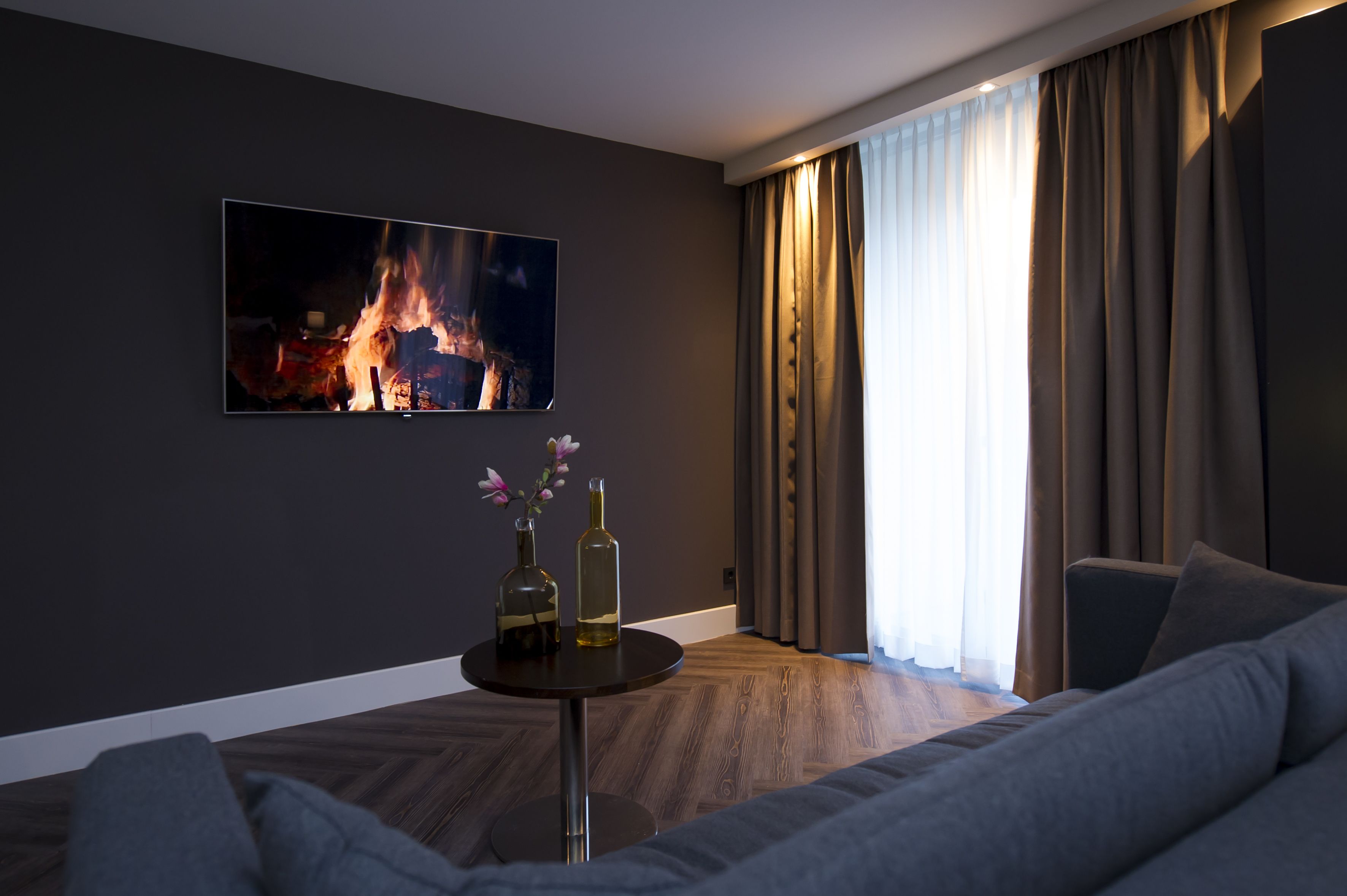 suite (vip) | in-room safe, desk, free wifi, bed sheets