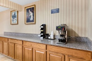 Breakfast area - Rodeway Inn Columbus West (Columbus)