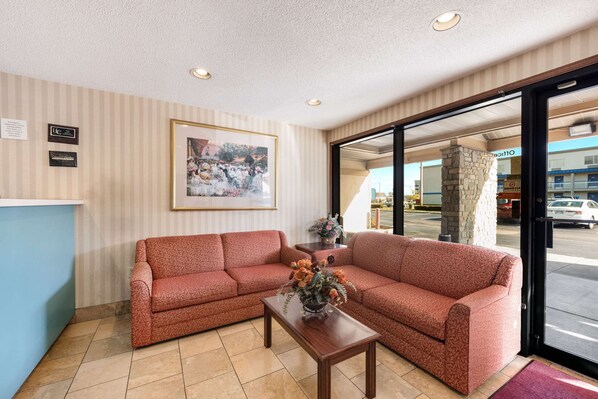 Lobby - Rodeway Inn Columbus West (Columbus)