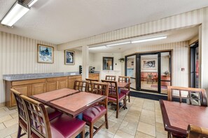 Breakfast area - Rodeway Inn Columbus West (Columbus)