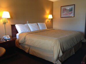 Pimennysverhot, silitysrauta/-lauta, ilmainen Wi-Fi, vuodevaatteet