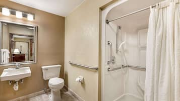 Combined shower/bathtub, free toiletries, hair dryer, towels