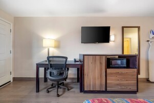 Escritorio, cortinas opacas, tabla de planchar con plancha