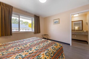 Escriptori, cortines opaques, planxa i posts de planxar i bressols