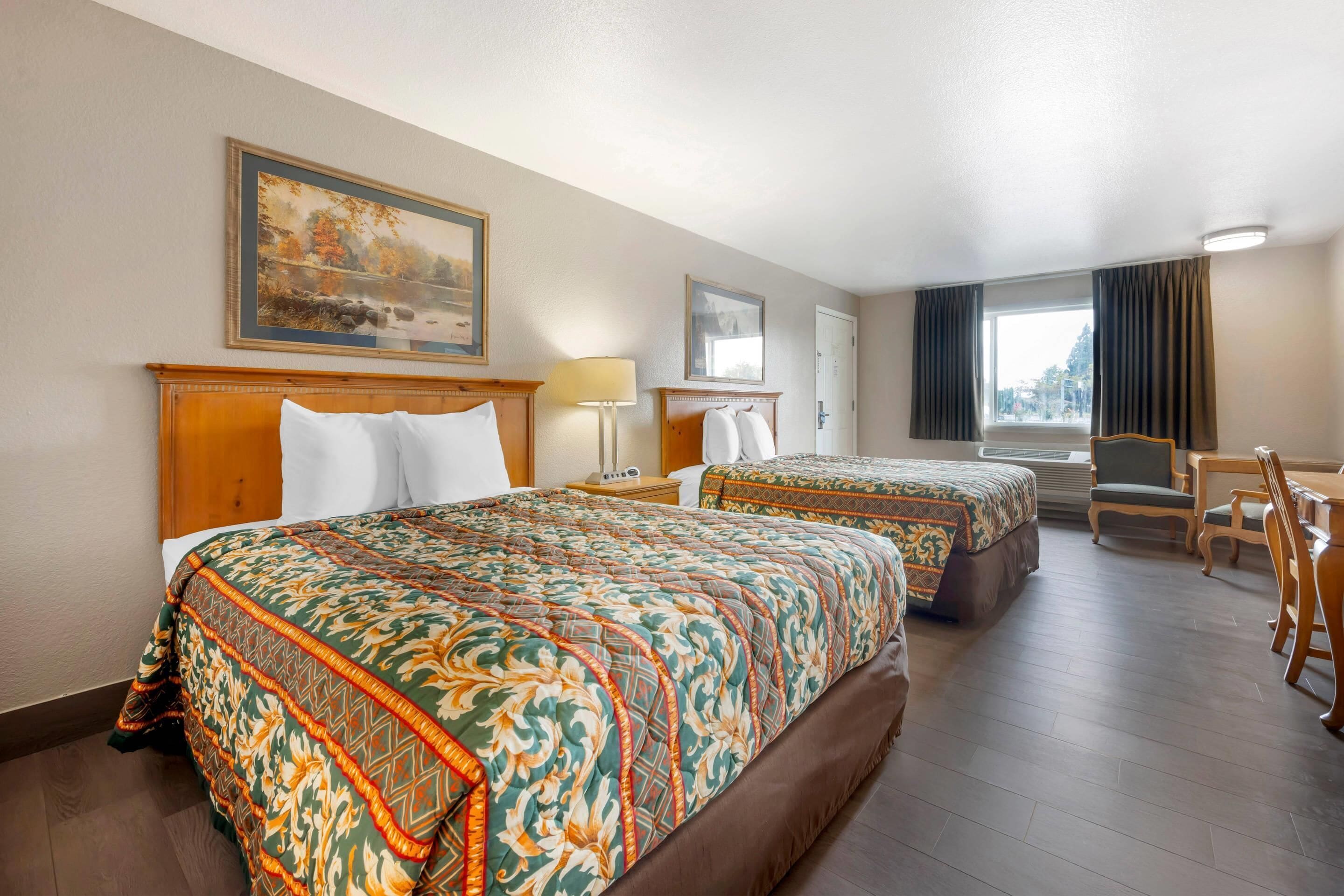 Escritorio, cortinas blackout, tabla de planchar con plancha y cunas 