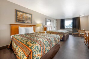 Skrivebord, blendingsgardiner, strykejern/-brett og barnesenger