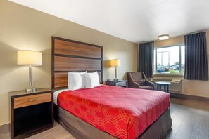 Standard Room, 1 Queen Bed, Non Smoking | Desk, blackout drapes, iron/ironing board, cribs/infant beds - Rodeway Inn Albany (Albany)