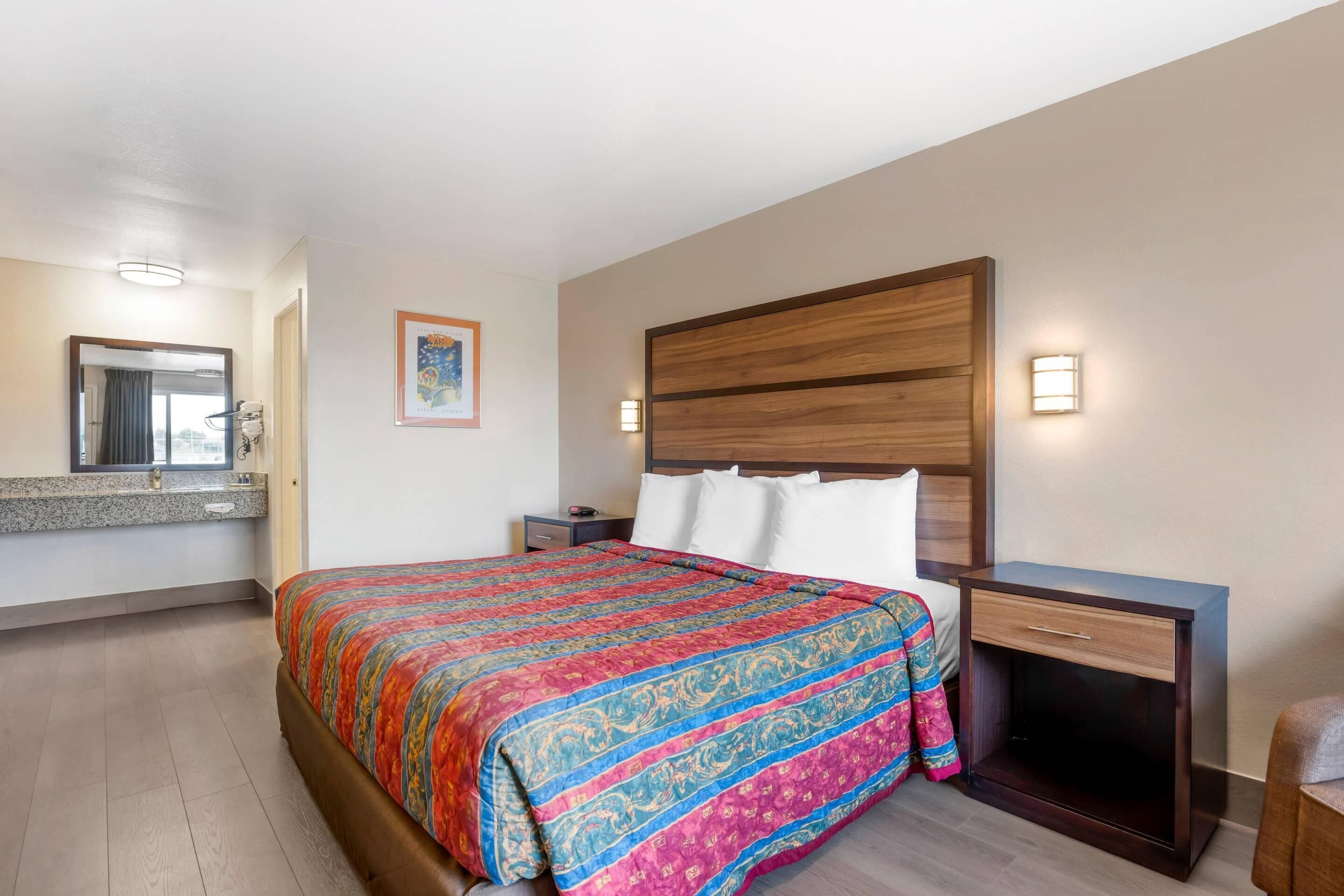 書桌、遮光窗簾/窗簾、熨斗/熨衫板、嬰兒床 (收費)