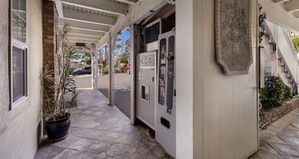Carmel Inn And Suites