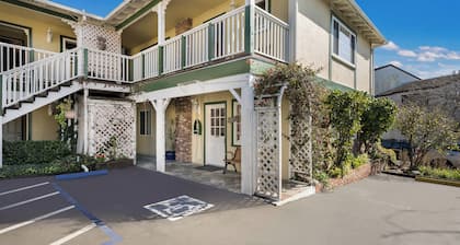 Carmel Inn And Suites