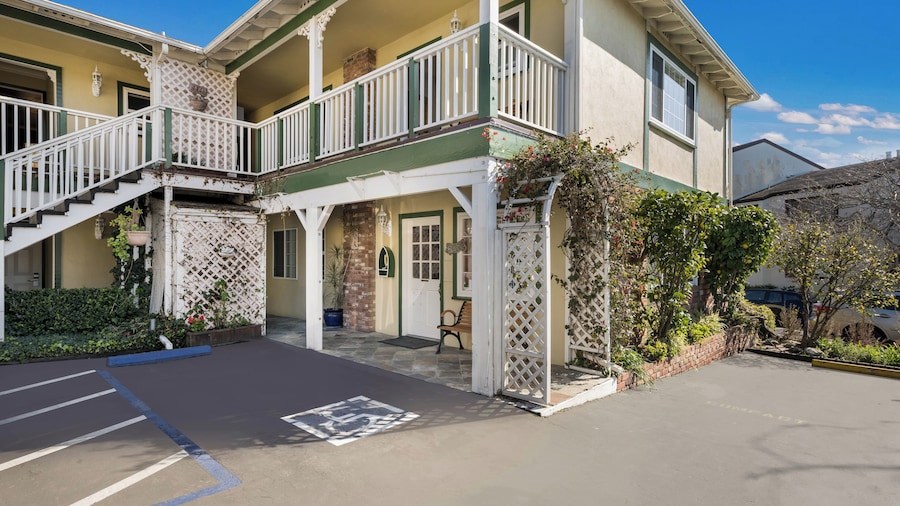 Carmel Inn And Suites