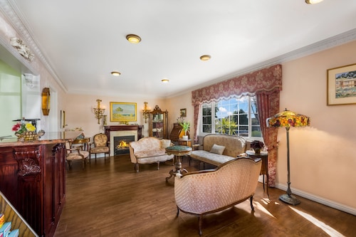 Carmel Inn And Suites